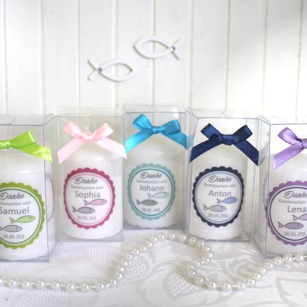 Gastgeschenk Kerze „Label Fisch“ wahlweise im Organzasäckchen oder in der Geschenkschachtel Design 300