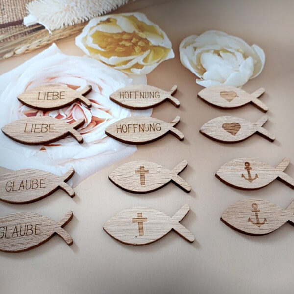 Wunderschöne Holzfische braun – Liebe-Glaube-Hoffnung für Bastelarbeiten & Deko,12 Stück Design 18