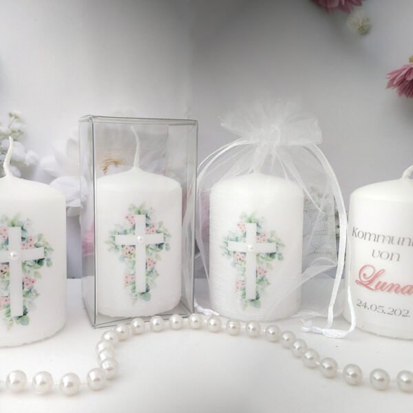 Gastgeschenk Kerze „Kreuz mit Blüten“ wahlweise im Organzasäckchen oder in der Geschenkschachtel Design K36